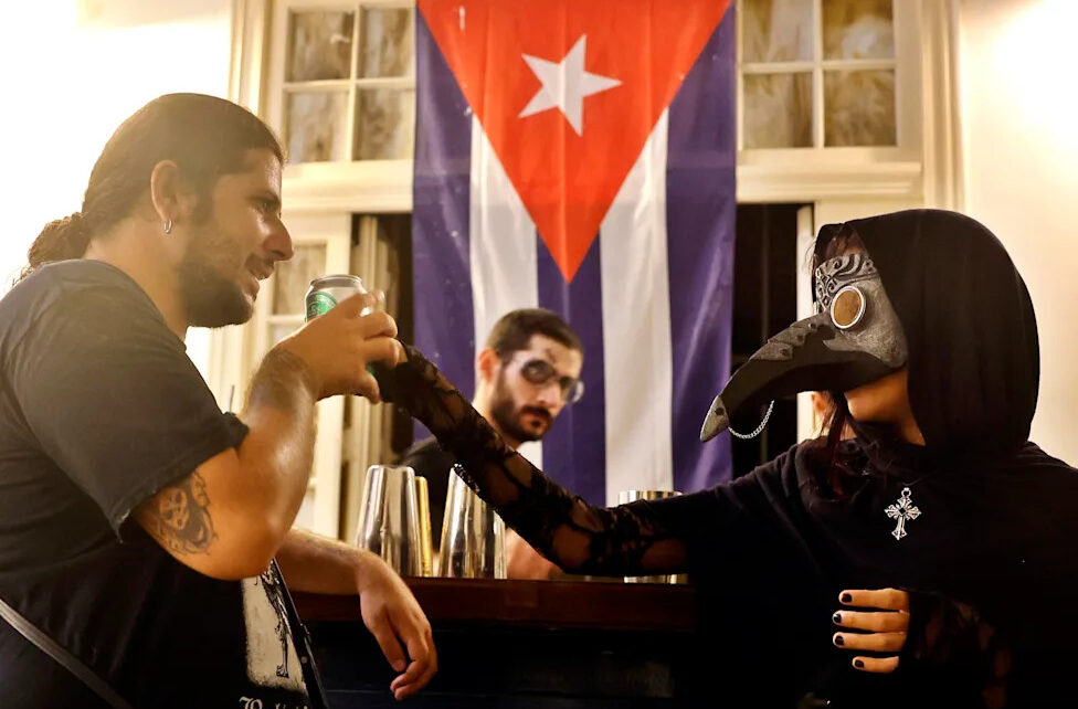 Los jóvenes en Cuba celebran Halloween con estilo caribeño pese a la crisis energética – Yahoo