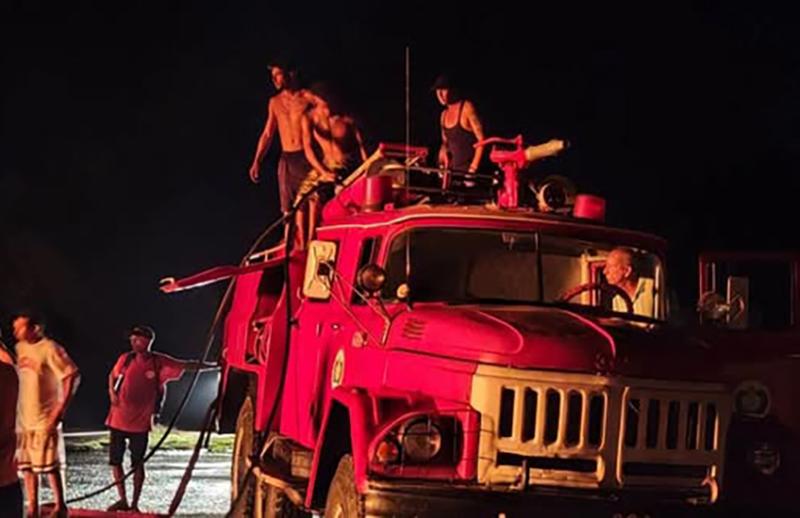 Extinguen incendio en tanque de combustible en Manzanillo (+fotos)