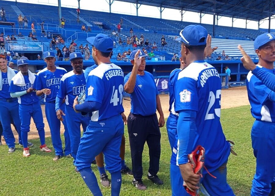 Raymond deja sin hit a los Piratas