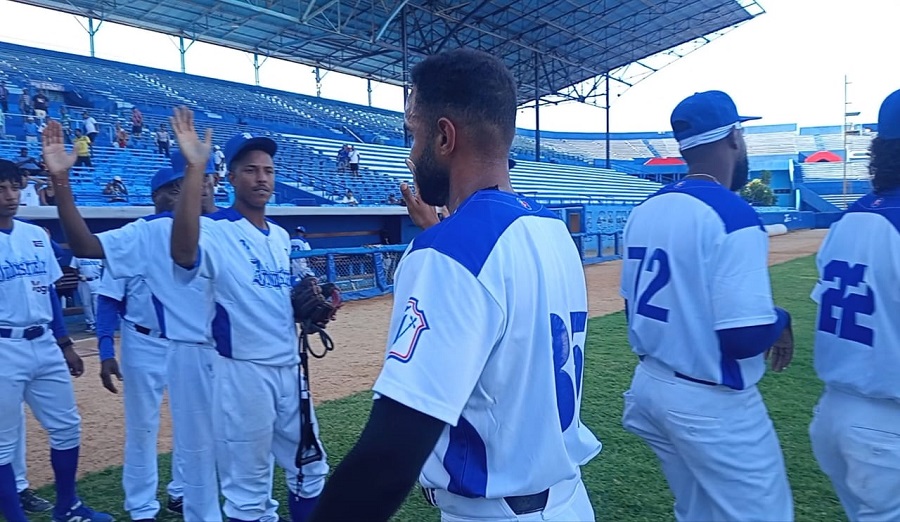 Leones devoran a los Cazadores en la 65 Serie Nacional
