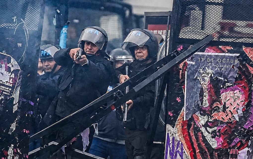 “Yo disparé una foto y los policías, balas de goma”