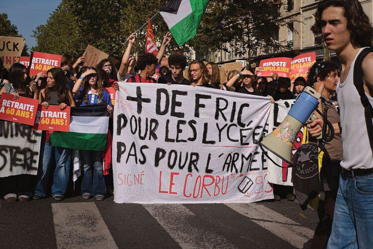 Participación en protestas educativas francesas duplica las cifras