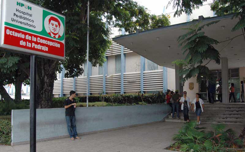 Reverencias ante Pediátrico de Holguín
