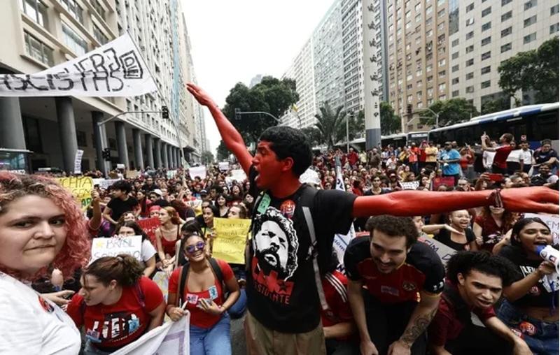 Miles de estudiantes toman el centro de Río en defensa de Lula y contra Flávio Bolsonaro (+fotos)