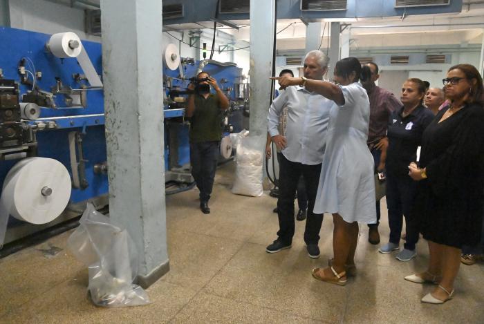 Presidente de Cuba chequea el Abasto de Agua en La Habana, y visita el municipio del Cerro