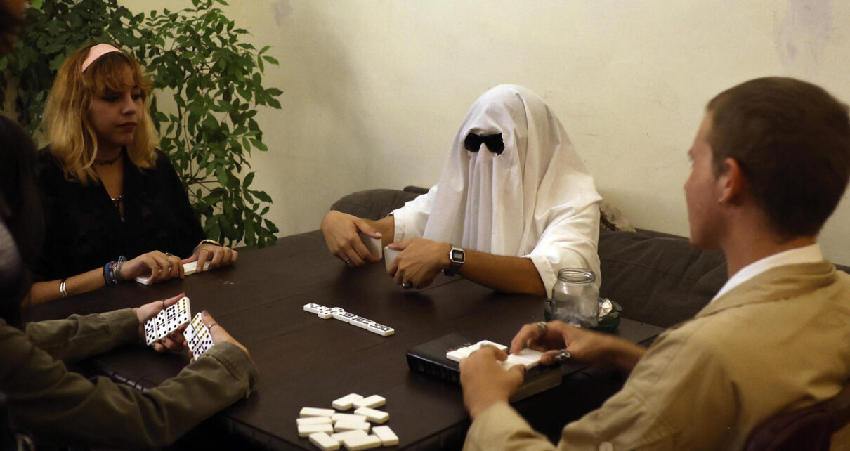 Los jóvenes en Cuba celebran Halloween con estilo caribeño pese a la crisis energética – HolaNews