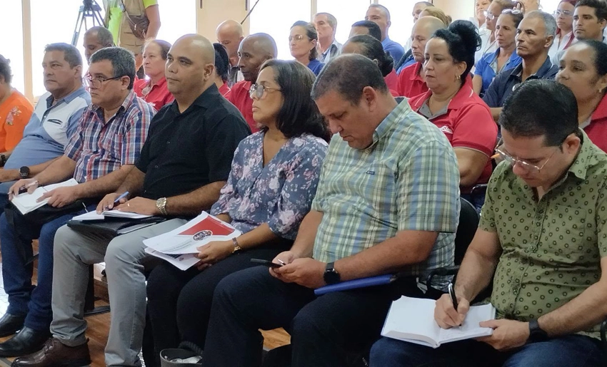 Titular de Energía y Minas revisa alternativas energéticas en Moa