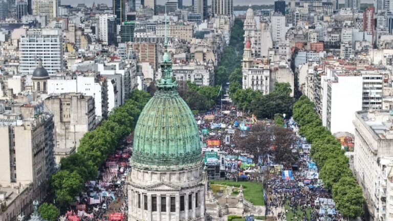 Represión en Argentina: infiltrados, hidrantes y gases contra la quinta Marcha Universitaria